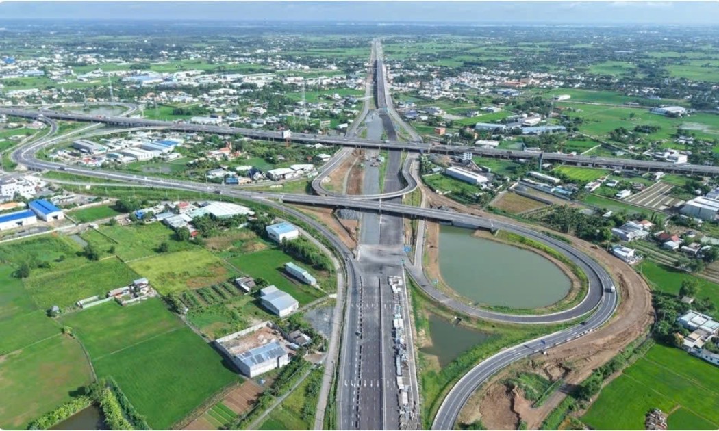 越南公路与周边城镇的航拍画面